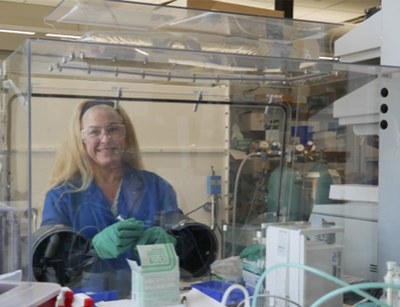 Photos for newsletterEWD 6.jpg Ellen Lukasik, teacher at Success High School in Austin, TX conducts research in Professor Joan Brennecke’s lab